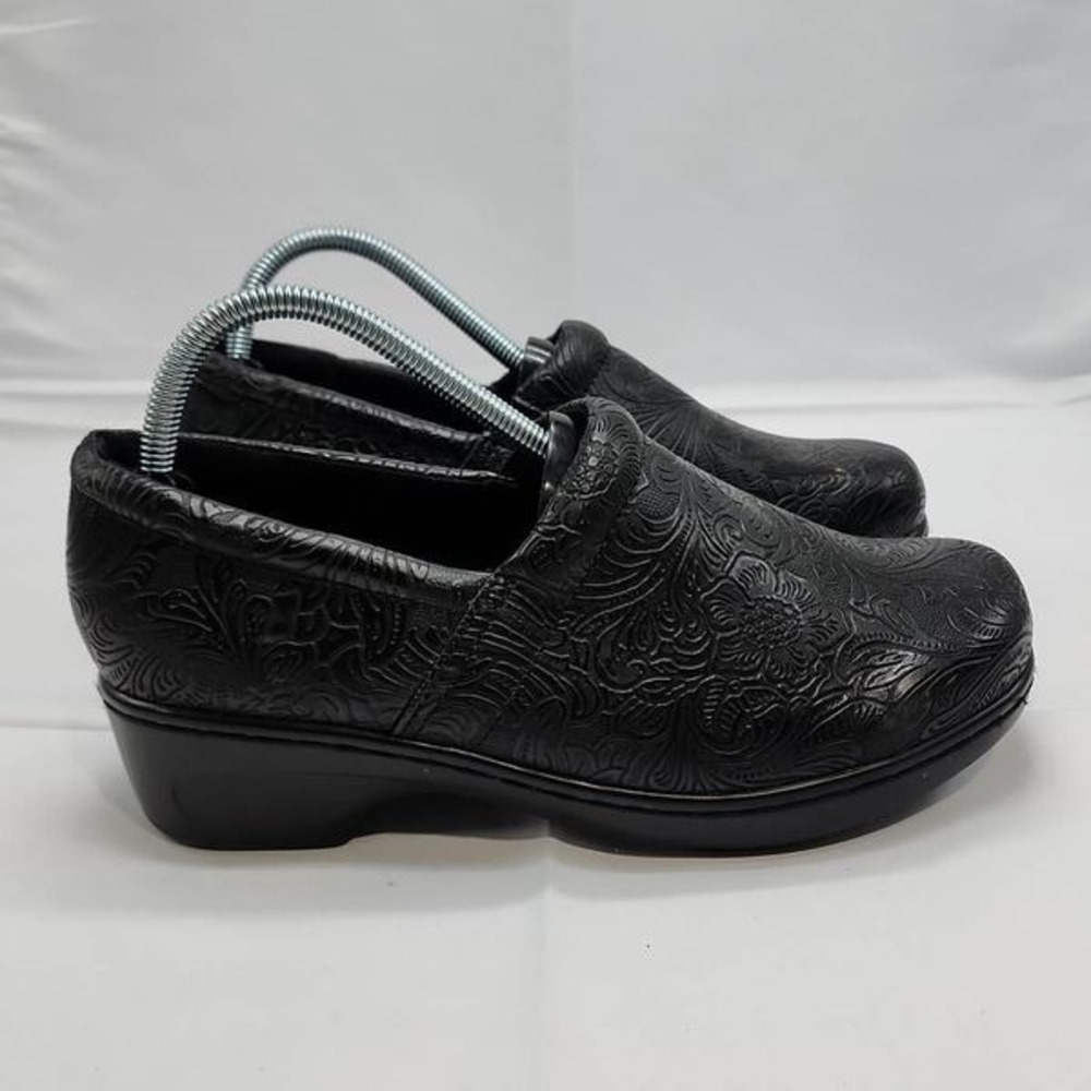 YUU Bethanee Womens Tooled Faux Leather Floral Slip On Clogs Shoes Black Size 9M
